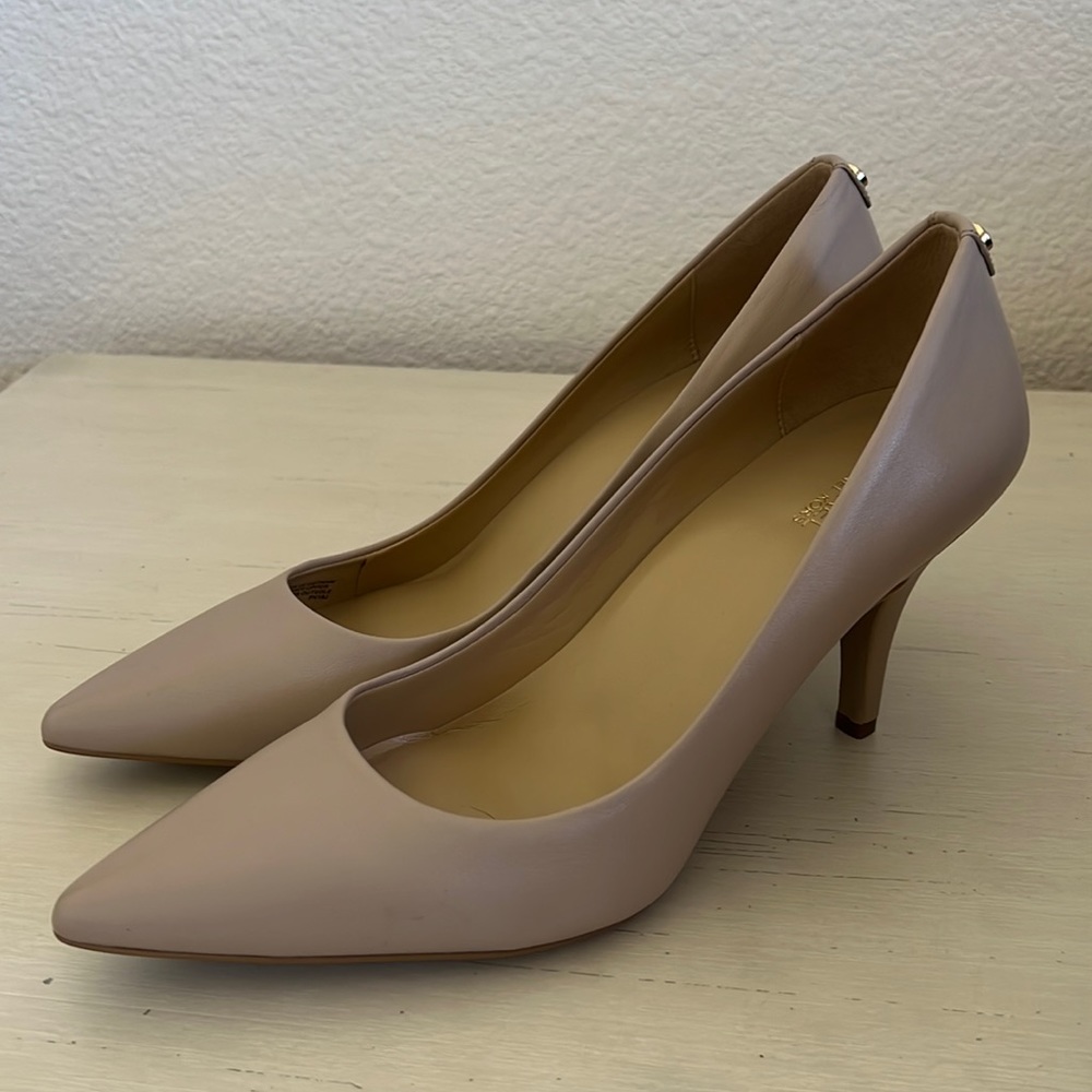 Michael Kors tan leather pump